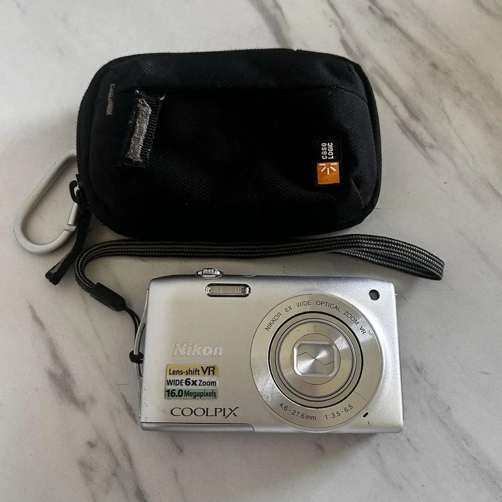 Nikon COOLPIX S3300 16.0 MP Digital Camera Silver Untested for Parts FFF